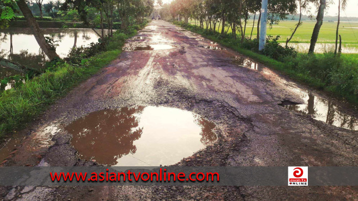 সড়কের বেহাল দশা, ভোগান্তিতে স্থানীয়রা