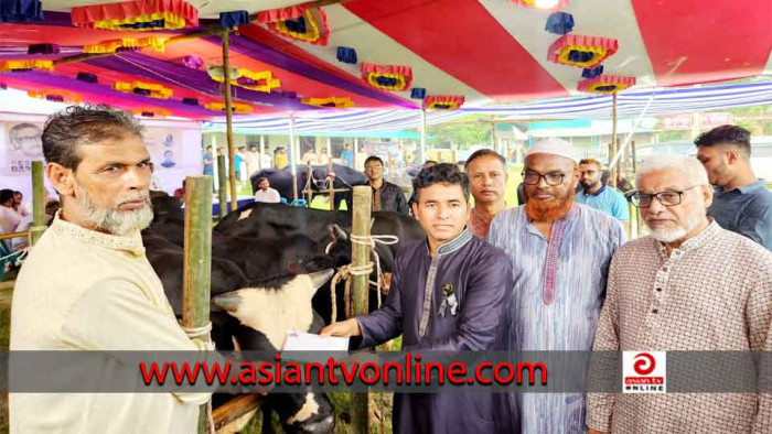 শোকাবহ আগস্ট উপলক্ষে দেবীদ্বারে ৬০টি পশু ও নগদ অর্থ বিতরণ