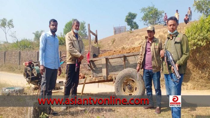 অল্পের জন্য প্রাণে বাঁচলো ৪ বন কর্মকর্তা!