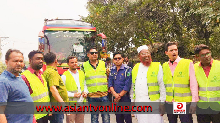 ডুমুরিয়ায় চালক-যাত্রীদের সচেতনতায় লিফলেট বিতরণ