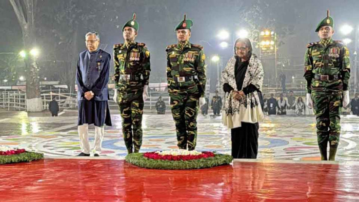 মহান ভাষাশহীদদের প্রতি রাষ্ট্রপতি ও প্রধানমন্ত্রীর শ্রদ্ধা নিবেদন