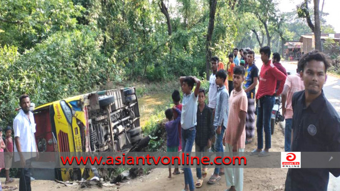 কুমিল্লায় জনতা বাস খাদে, আহত ২৫