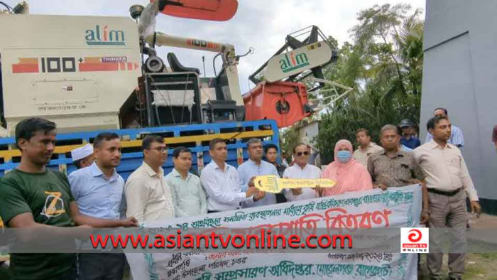 মোড়েলগঞ্জে কৃষকদের মাঝে কম্বাইন হারভেস্টার বিতরণ