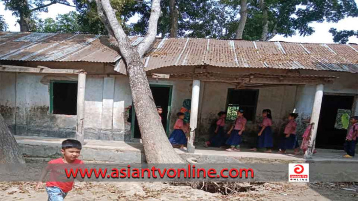 খোকসায় ঝুঁকি ও আতঙ্কে বিদ্যালয়ের শিক্ষার্থীরা