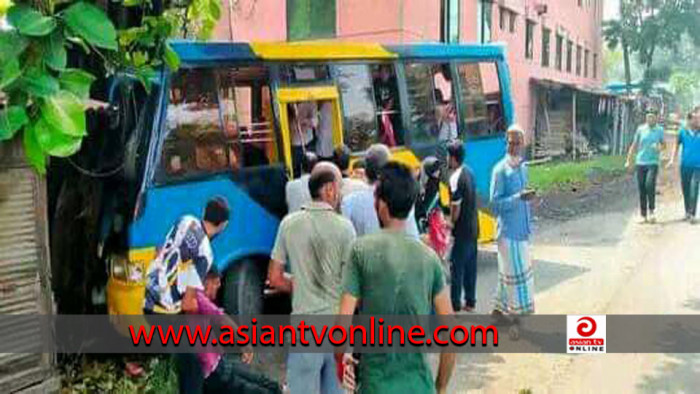 সীতাকুণ্ডে নিয়ন্ত্রণ হারিয়ে গাছের সাথে মিনি বাসের ধাক্কা, আহত ৯