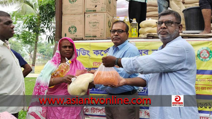 হিলিতে স্বল্পমূল্যে টিসিবি পণ্য পেয়ে খুশি নিম্ন আয়ের মানুষেরা