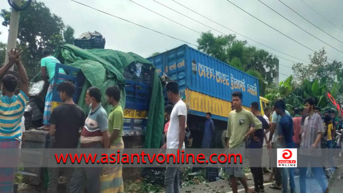 কুমিল্লায় কাভার্ডভ্যানের পেছনে ট্রাকের ধাক্কা, নিহত ২