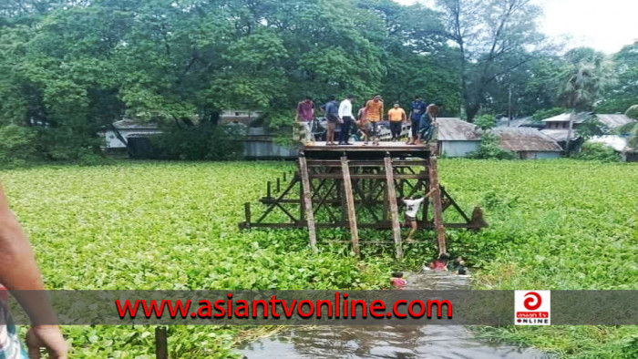 আমতলীতে সেতু ভেঙে মাইক্রোবাস খালে পরে ১০ বরযাত্রী নিহত