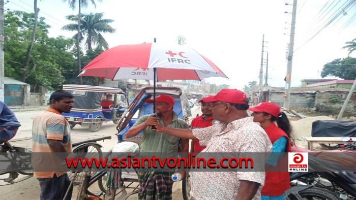 নড়াইলে রেড ক্রিসেন্টের ছাতা-ক্যাপ-পানি বিতরণ