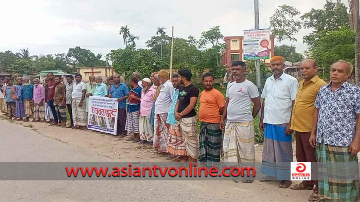 রাস্তার পাশে রোপণ করা বটের চারা কাটার প্রতিবাদে মানববন্ধন