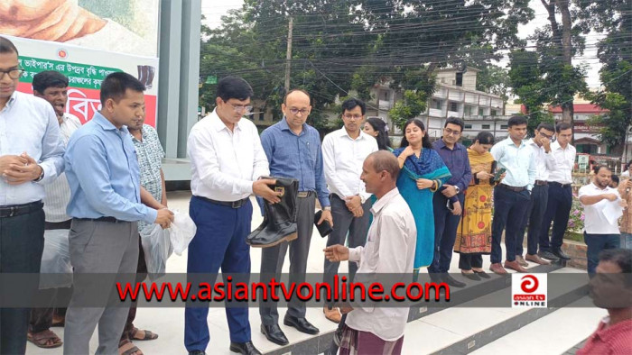 ফরিদপুরে কৃষকদের মাঝে গাম বুট বিতরণ