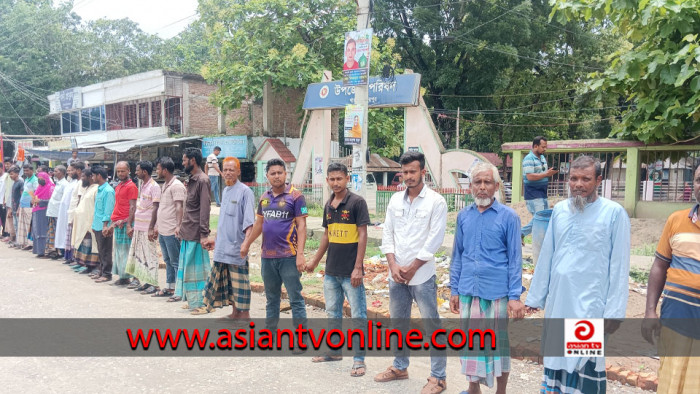 গাংনীতে রাস্তার পানি নিষ্কাশনে বাধার প্রতিবাদে এলাকাবাসীর মানববন্ধন