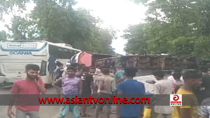 মোল্লাহাটে যাত্রীবাহী বাস উল্টে এক নারী নিহত, আহত ১৩