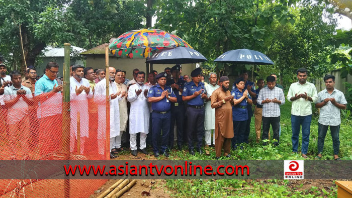 সহিংসতায় নিহত এএসআই মুক্তাদিরের বাড়িতে ময়মনসিংহের এসপি