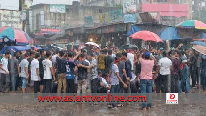 রামগঞ্জে বৃষ্টির মধ্যেই শিক্ষার্থীদের কর্মসূচি পালন