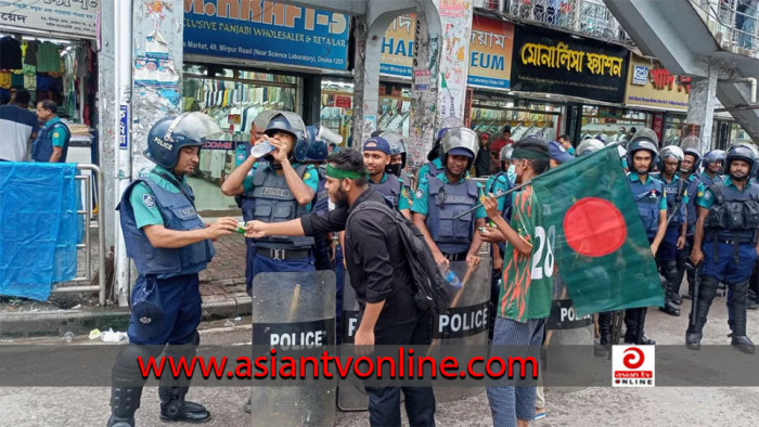 সাইন্সল্যাবে পুলিশকে পানি-বিস্কুট খাওয়ালেন আন্দোলনকারীরা