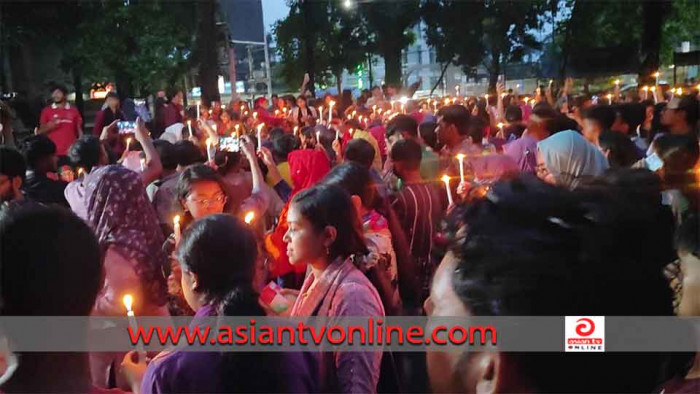 রংপুরে মোমবাতি জ্বালিয়ে শহীদ মিনারে প্রতিবাদী গান