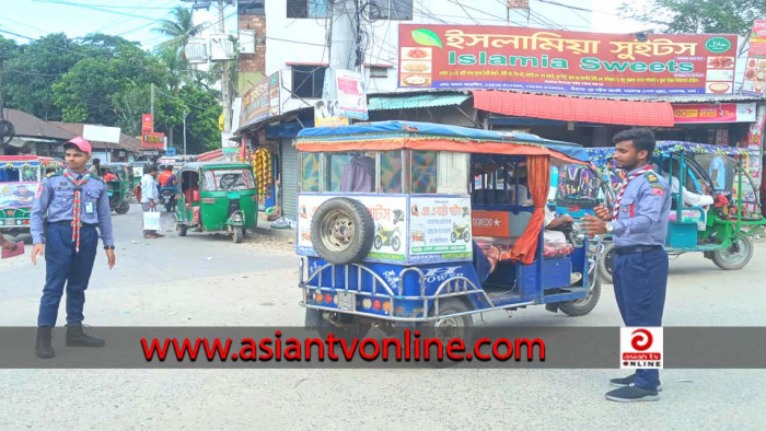 নবাবগঞ্জে ট্রাফিক ব্যবস্থাপনা নিয়ন্ত্রণে স্কাউট সদস্যরা