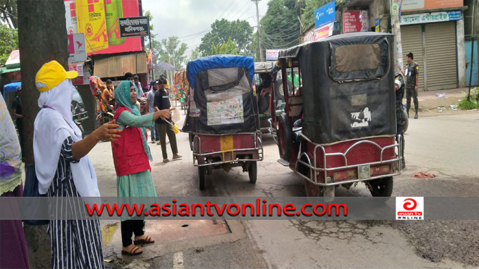 মানিকগঞ্জের ট্র্যাফিক নিয়ন্ত্রণে শিক্ষার্থীরা