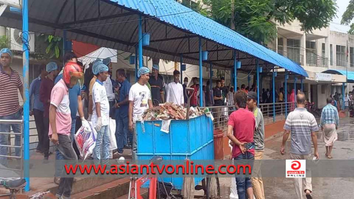 মানিকগঞ্জে শহর পরিষ্কার করছেন স্বেচ্ছাসেবক দলের নেতাকর্মীরা