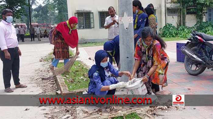 নাগেশ্বরীতে পরিষ্কার পরিচ্ছন্নতা আর ট্রাফিক সিগনালে শিক্ষার্থীরা