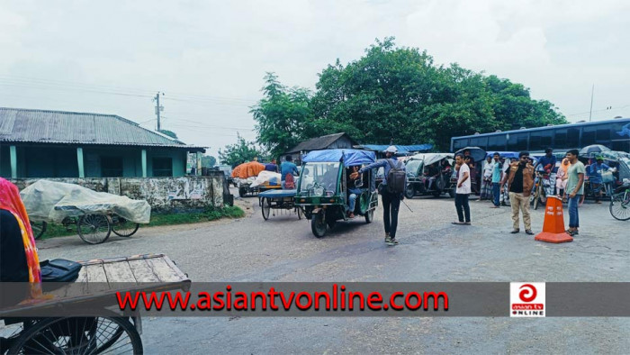 ভাঙ্গুড়ায় ট্রাফিক পুলিশের ভূমিকায় ছাত্ররা