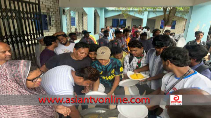 নবাবগঞ্জে ট্রাফিকে দায়িত্বরত শিক্ষার্থীর মাঝে খাবার বিতরণ