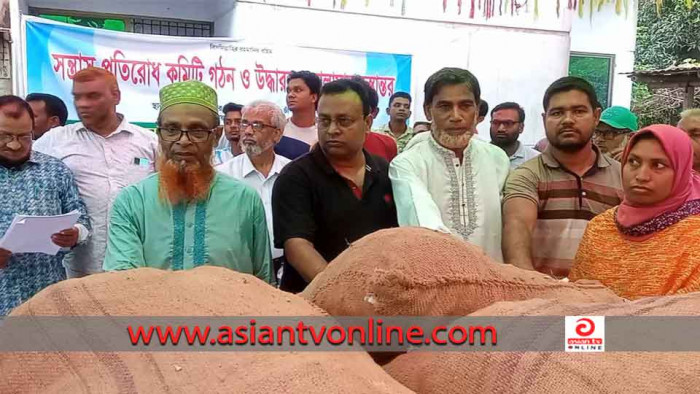 চাঁপাইনবাবগঞ্জে লুণ্ঠিত মালামাল হস্তান্তর