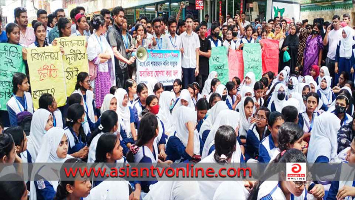 প্রধান শিক্ষককে অপসারণের দাবিতে শিক্ষার্থীদের বিক্ষোভ