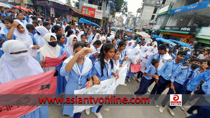 ঠাকুরগাঁওয়ে কলেজের অধ্যক্ষের পদত্যাগের দাবিতে বিক্ষোভ