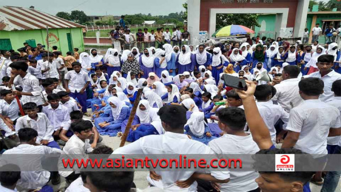 দৌলতপুরে প্রধান শিক্ষকের পদত্যাগের দাবিতে বিক্ষোভ