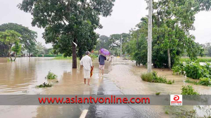 হালদার বাঁধ ভেঙে লোকালয়ে ঢুকছে পানি