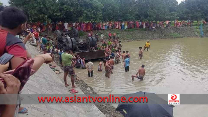 চাঁপাইনবাবগঞ্জে সিমেন্ট বোঝাই ট্রাক খাদে, দুই শ্রমিক নিহত