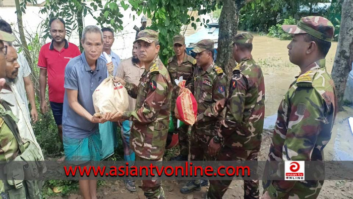 লংগদুতে বন্যার্তদের মাঝে সেনাবাহিনীর ত্রাণ বিতরণ