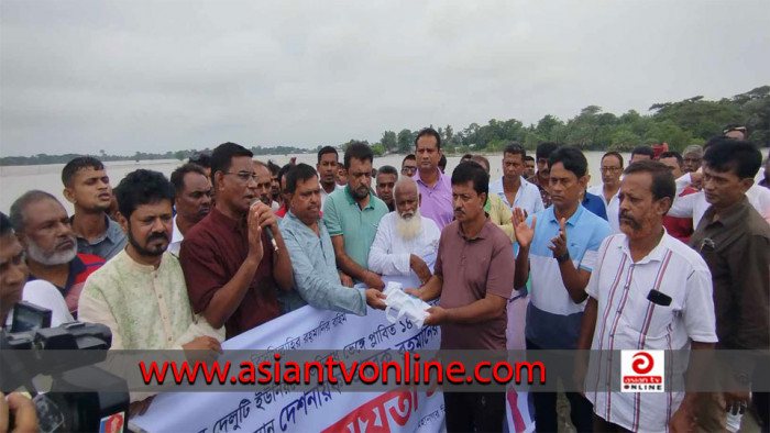 পাইকগাছায় পানিবন্দি মানুষের মাঝে বিএনপির নগদ অর্থ বিতরণ