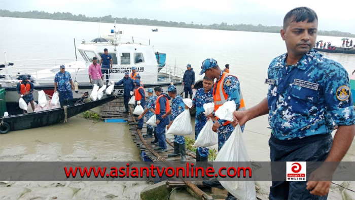 বন্যার্তদের মাঝে বাংলাদেশ কোস্টগার্ডের ত্রাণ সহয়তা