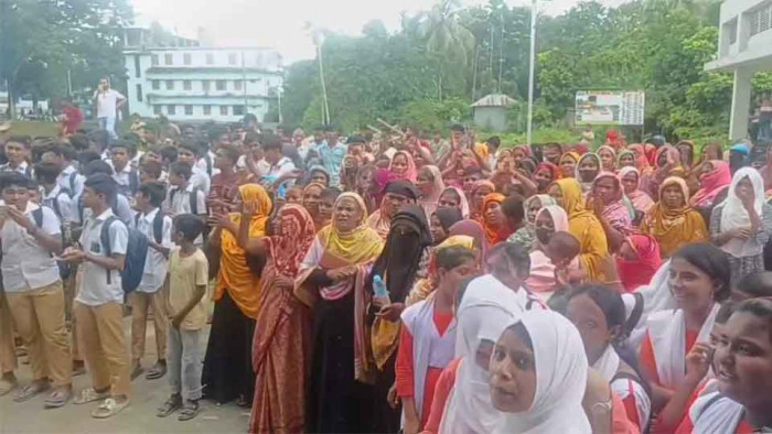 ইউএনও’র বদলি ঠেকাতে ছাত্র-জনতার বিক্ষোভ