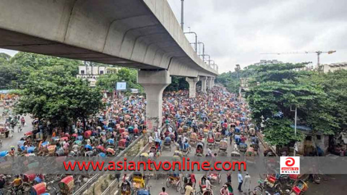 এবার শাহবাগ অবরোধ করে বিক্ষোভ করছেন রিকশাওয়ালারা