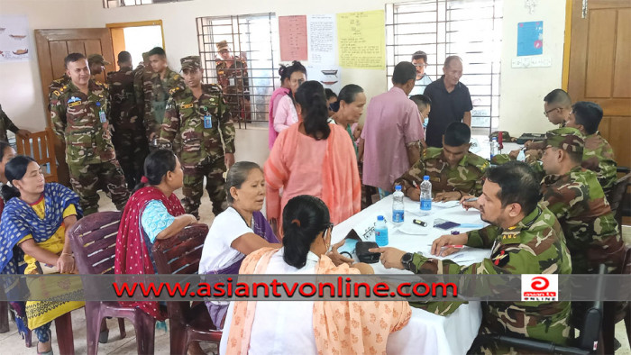 খাগড়াছড়িতে বন্যার্তদের সহায়তায় বাংলাদেশ সেনাবাহিনী