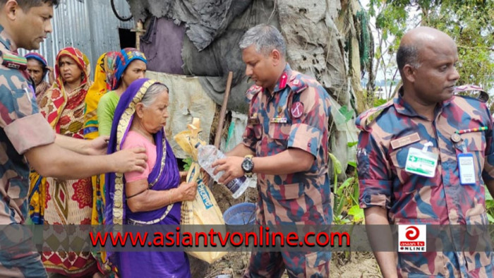 পাইকগাছায় বানভাসিদের মাঝে বিজিবির ত্রাণ সামগ্রী বিতরণ