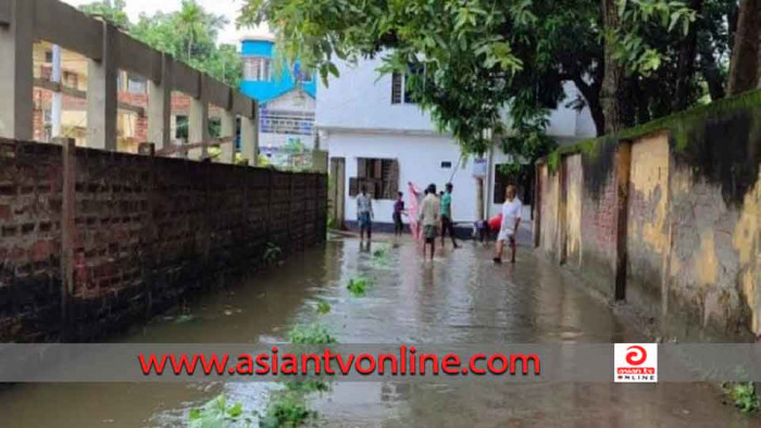 জলাবদ্ধতায় নড়াইল শহরবাসী চরম ভোগান্তিতে