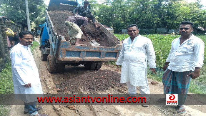 দলীয় নেতাকর্মীদের নিয়ে রাস্তা সংস্কার করলেন যুবদল নেতা