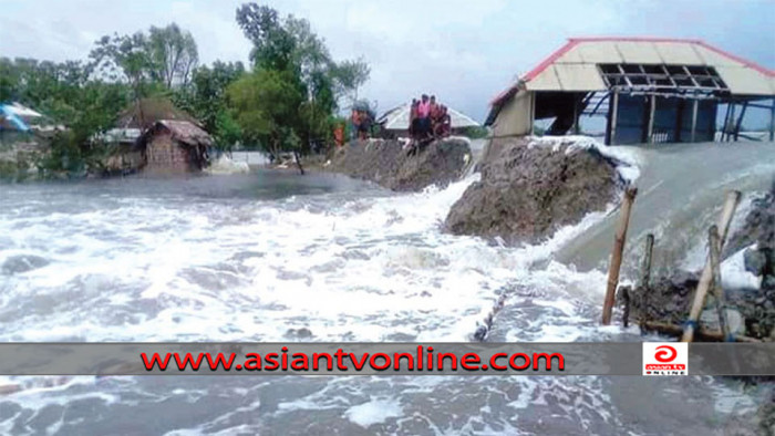 বসতঘর নিলো বন্যায়, পিকআপটি নিলো চোরে