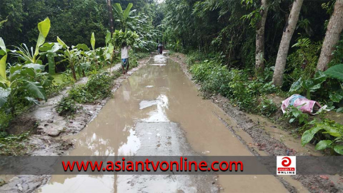 ঠিকাদার লাপাত্তা, দুর্ভোগে হরিরামপুরের ৮ গ্রামের মানুষ