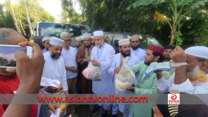 নোয়াখালীতে কেন্দ্রীয় ওলামা দলের ত্রাণ বিতরণ