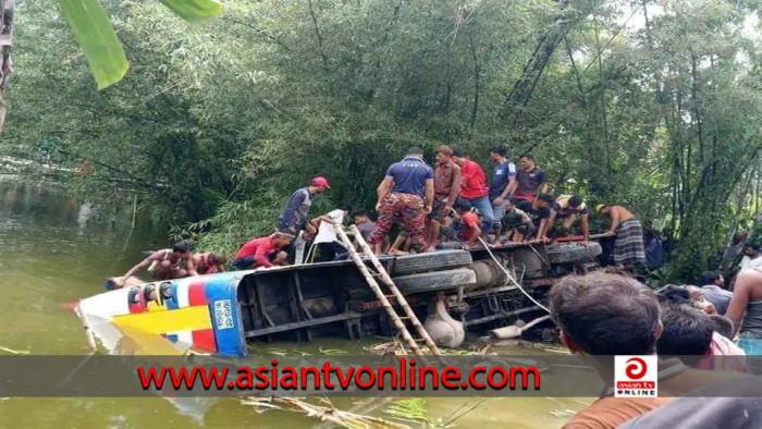 জয়পুরহাটে নিয়ন্ত্রণ হারিয়ে বাস পুকুরে পড়ে আহত ১০