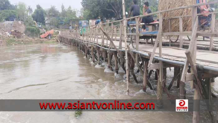 জয়পুরহাটে নির্মাণাধী মাউরিতলা ব্রিজের বিকল্প কাঠের সাঁকো ঝুঁকিপূর্ণ