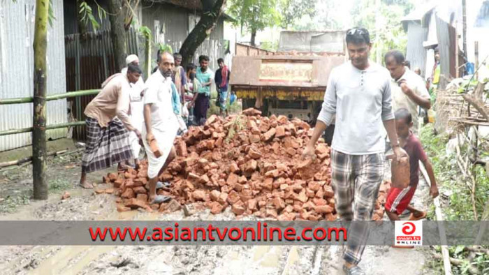 মানিকগঞ্জে প্রবাসী ও যুবসমাজের অর্থায়নে রাস্তা সংস্কার