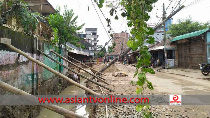 খাগড়াছড়িতে বৈদ্যুতিক খুঁটি না সরিয়ে ড্রেন নির্মাণ