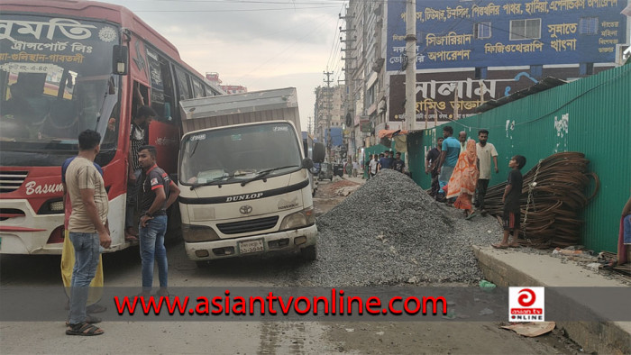 কেরানীগঞ্জে মহাসড়কে নির্মাণ সামগ্রী: সৃষ্টি যানজটে চরম দুর্ভোগ